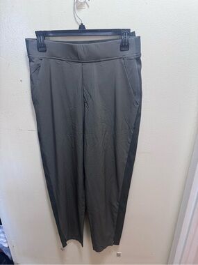 Athleta Olive Green Jogger Pants with Dark Side Panels size 6